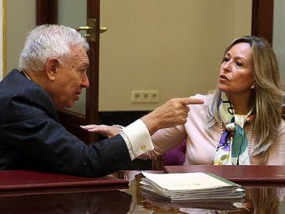 Margallo y Trinidad Jiménez durante su reunión en el Congreso.