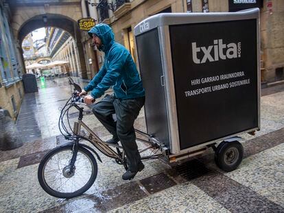 Un mensajero de la empresa Txita con su bici de carga en San Sebastián, que puede llevar hasta 200 kilos de mercancía.