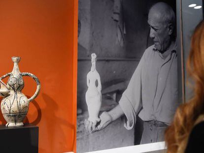 Una mujer mira una escultura de Picasso en la exposici&oacute;n &#039;Plein Soleil&#039;, el pasado viernes en Par&iacute;s. 