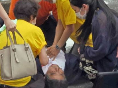 El ex primer ministro japonés Shinzo Abe yace en el suelo tras aparentes disparos mientras participaba en un mitin.