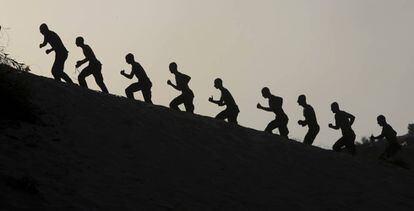 Estudiantes palestinos de la escuela Al-Rebat, creada por las autoridades de Hamás en Gaza en 2009, realizan ejercicios militares.