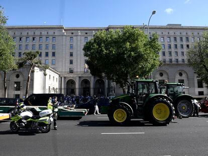 Caravana de tractores para protestar en Madrid contra el recorte de caudal del Trasvase Tajo-Segura anunciado por el Ministerio de Transición Ecológica.