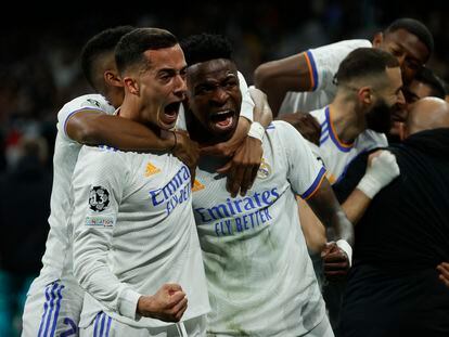 Los jugadores del Real Madrid celebran el segundo gol ante el Chelsea durante el partido de vuelta disputado en el Bernabéu.