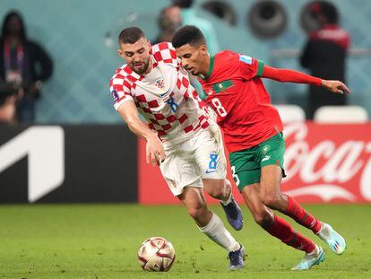 Azzedine Ounahi en una acción con Mateo Kovacic durante el partido entre Marruecos y Croacia durante el Mundial de Qatar, en diciembre.