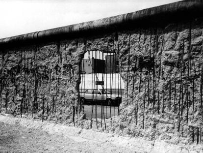 Instant&aacute;nea del Muro de Berl&iacute;n en 1990 desde el lado oriental. 