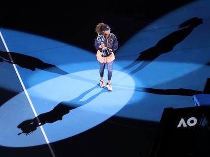 Osaka posa con el trofeo de campeona en la pista Rod Laver Arena de Melbourne.