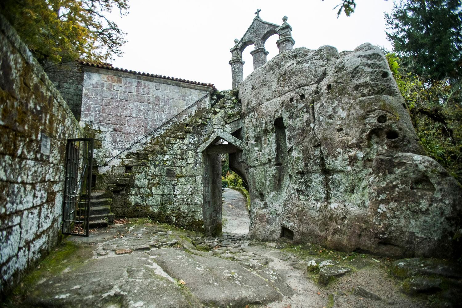 Galicia: La Xunta, acusada de causar “daños irreversibles” en el monasterio de San Pedro de Rocas. XXDYDF3YXJOBLV435OU2LABUVE