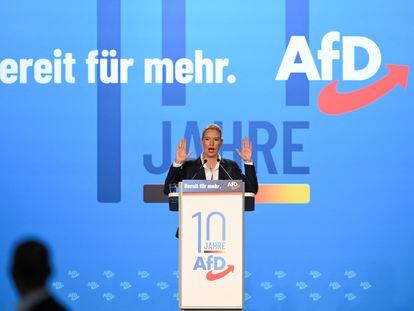 Alice Weidel, colíder del partido de extrema derecha Alternativa para Alemania (AfD), habla en el escenario el día de la asamblea de las elecciones europeas 2023 en Magdeburgo (Alemania) el pasado 29 de julio.