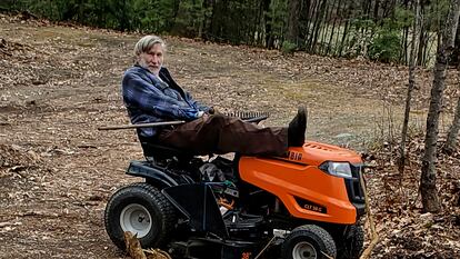 Geoffrey Holt en una podadora en Hinsdale, New Hampshire, el pasado 4 de abril del 2020.