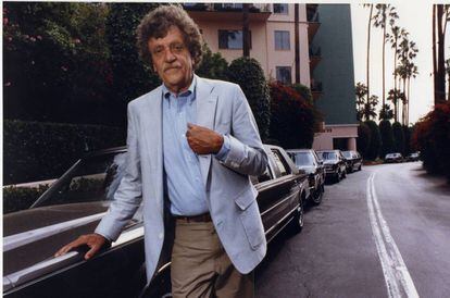 Kurt Vonnegut, tan elegante, en Beverly Hills, Los Ángeles, en 1990.