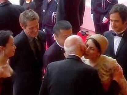 El momento en que Leila Hatami besa al presidente del Festival de Cannes.