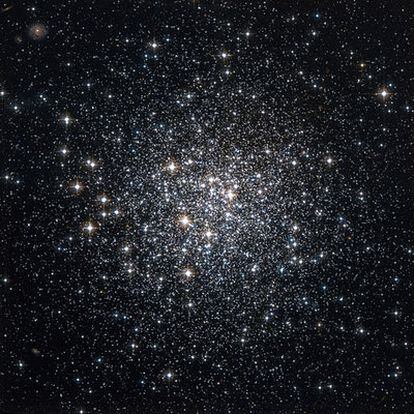 El cúmulo globular M72, en la constelación de Acuario, visible con telescopios de gran potencia.