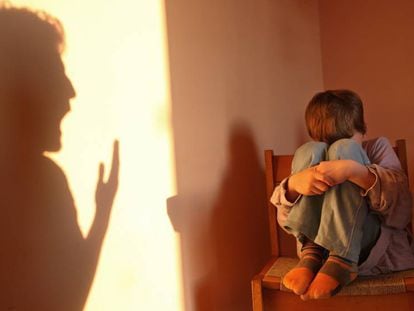 Un ni&amp;ntilde;o recibe una reprimenda de su progenitor.