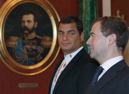 Rafael Correa (izquierda) y  Dmitri Medvédev, ayer en el Kremlin.