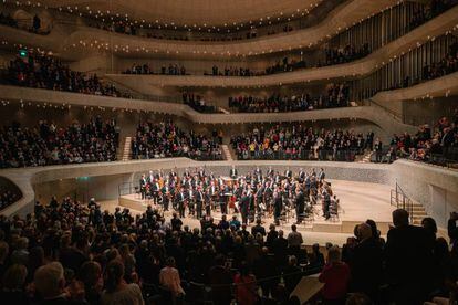 El público aplaude puesto en pie a orquesta y director en la Elbphilharmonie.