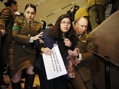La policía saca a una mujer que protestaba contra la despenalización del aborto en Chile.