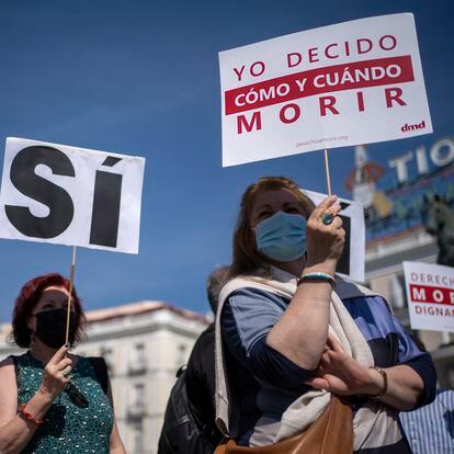 DVD1059 (25/06/2021) Activistas de la asociación Derecho a Vivir Dignamente se concentran para celebrar la entrada en vigor de la ley de la eutanasia en la Puerta del Sol en Madrid. ANDREA COMAS
