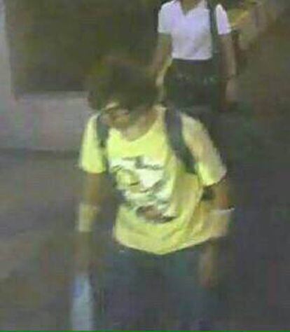 Las autoridades buscan a un joven (en la imagen) que fue grabado por una cámara de seguridad poco antes de las explosiones.