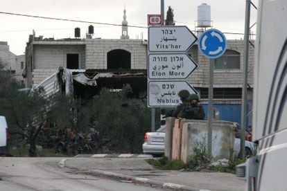 Soldados israelíes vigilaban el jueves el cruce de la carretera 60 con Beita, en el norte de Cisjordania.