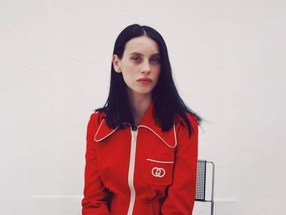 La actriz Milena Smit lleva una chaqueta deportiva ‘retro’ de Gucci para Mytheresa.