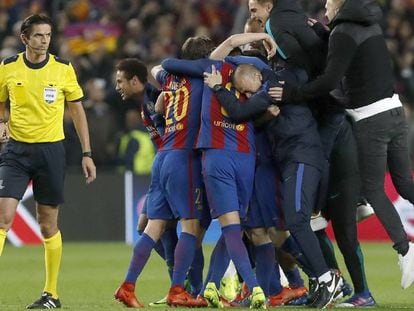 El &aacute;rbitro Aytekin junto a los jugadores del Bar&ccedil;a.