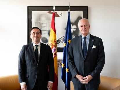 El ministro español de Exteriores, José Manuel Albares, a la izquierda, con el enviado de la ONU para el Sáhara Occidental, Staffan de Mistura, este lunes en Bruselas.