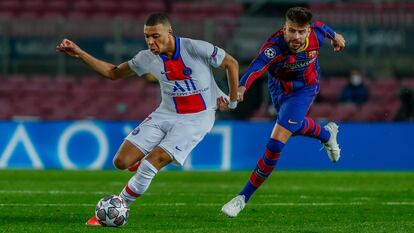 Gerard Pique trata de frenar con un agarrón a Kylian Mbappe.