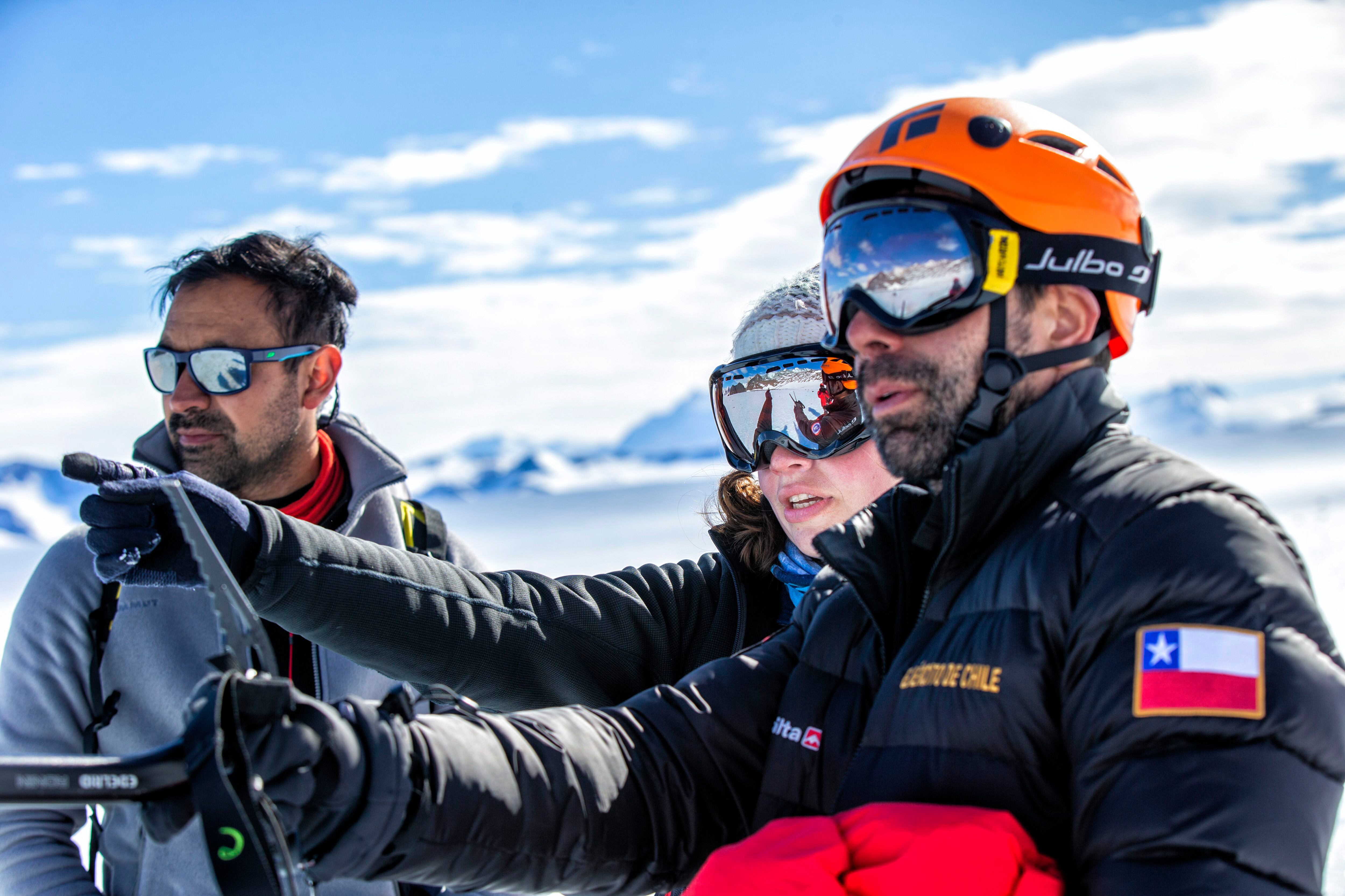 El explorador militar Fernando Inostroza, la glacióloga Veronica Tollenaar y el ingeniero José Jorquera inspeccionan una zona de hielo azul.