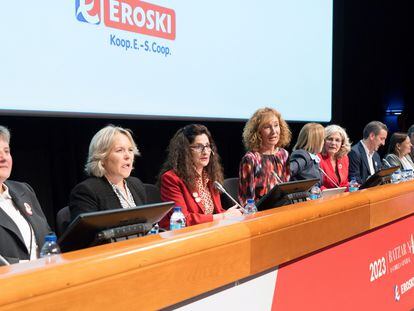 En el centro de la imagen, Rosa Carabel, CEO de Eroski, y Leire Mugerza, presidenta del consejo rector.