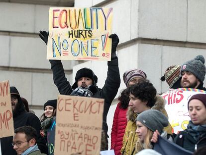"La igualdad no hace daño a nadie", un hombre sostiene la pancarta en la Women's  March de Washington en 2017.