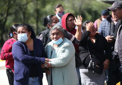 Familiares de una mujer fallecida en la zona del atentado al secretario de Seguridad de Ciudad de México el pasado 26 de junio.