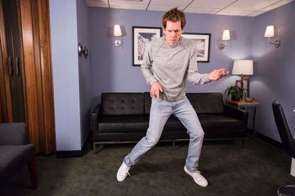 El actor Kevin Bacon practicando 'air guitar' en el televisivo 'The tonight show starring Jimmy Fallon', en 2014.
