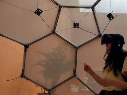 Una joven probando la realidad virtual, ayer en el museo Thyssen.