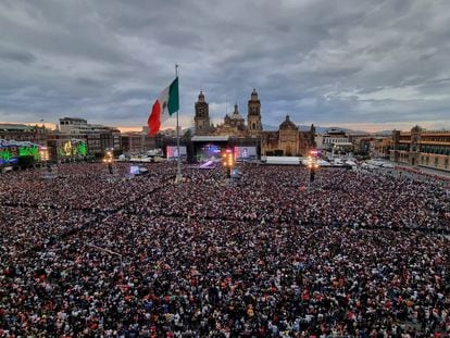 Miles de personas en la Plaza de la Constitución durante el concierto de Grupo Firme.