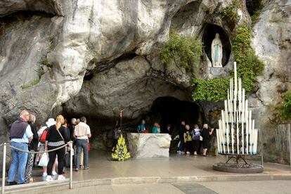 Peregrinos a la entrada de la gruta de Massabille en Lourdes (Francia). 