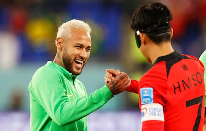 Neymar (left) greets Korean Son Heung-min (right) before today's round of 16 match.