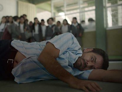 Eugenio Derbez in the role of teacher Sergio Juárez, in the film 'Radical' (dir. Zalla, 2023).