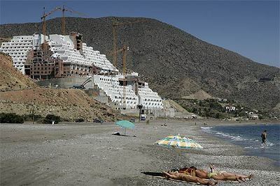 Hotel de 21 plantas que se estaba construyendo en la playa de El Algarrobico (Almería).