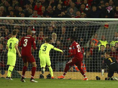 Origi (27) marca el quart gol del Liverpool al Barça.
