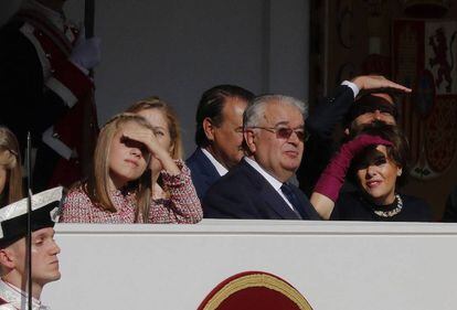 La infanta Sofía, junto al presidente del Tribunal Constitucional, Juan José González Rivas, y la vicepresidenta del Gobierno, Soraya Sáenz de Santamaría. La hija de los Reyes vestía un traje abrigo en tonos blancos y rojos.
