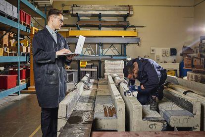 Alumnos trabajando en uno de los laboratorios de la Escuela de Tecnolog&iacute;a Superior de Montreal