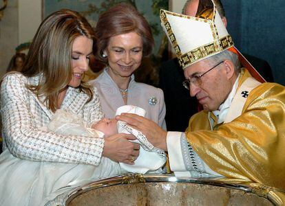 Letizia, acompañada de la doña Sofia, y del arzobispo Antonio María Rouco Varela, sostiene en brazos a su hija, la infanta Leonor, el día de su bautizo celebrado en el Palacio de la Zarzuela, el 14 de enero de 2006.