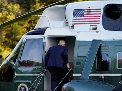 Donald Trump, presidente de EE UU, al abordar el helicóptero, en la Casa Blanca, este viernes.