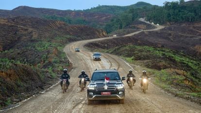 El presidente de Indonesia, Joko Widodo, viaja en un convoy a Kalimatan, donde el Gobierno planea construir la nueva capital del país, el lunes.