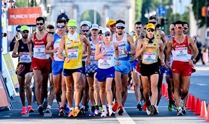 Los atletas compiten en la final masculina de 35km marcha durante el Campeonato Europeo Munich.