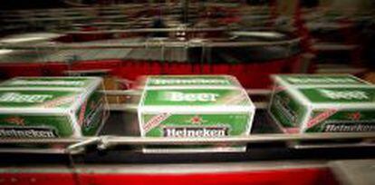 Foto de archivo tomada en el 2001 que muestra un l&iacute;nea de producci&oacute;n de la cerveza Heineken en Zoeterwoude (Holanda).