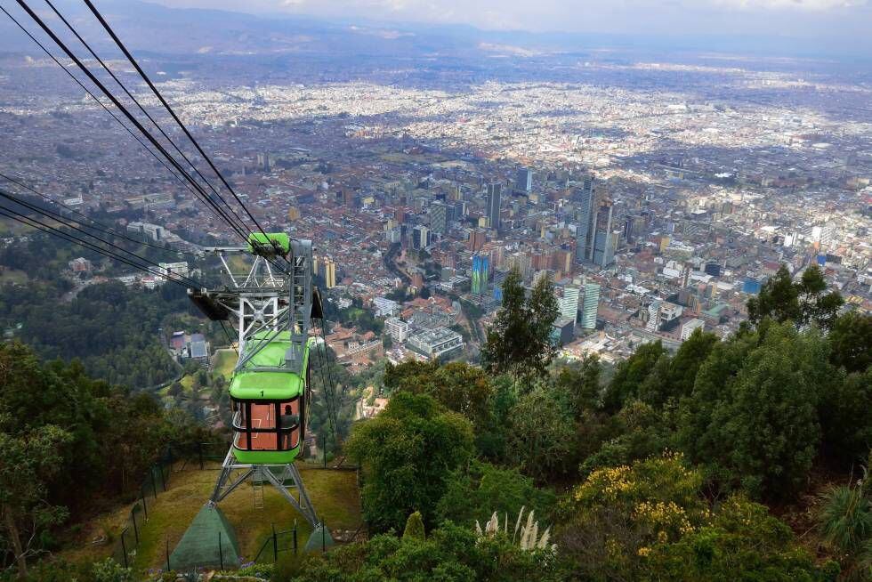 La subida en funicular al cerro blanco de Monserrate, desde donde se contempla la mejor panorámica de Bogotá.