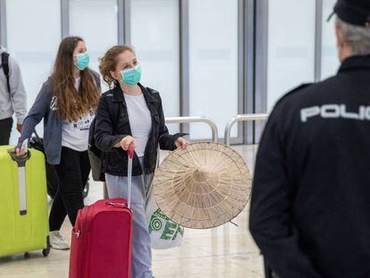 Varios pasajeras caminan por la Terminal 4 del aeropuerto de Madrid-Barajas tras un vuelo de repatriación desde Filipinas.