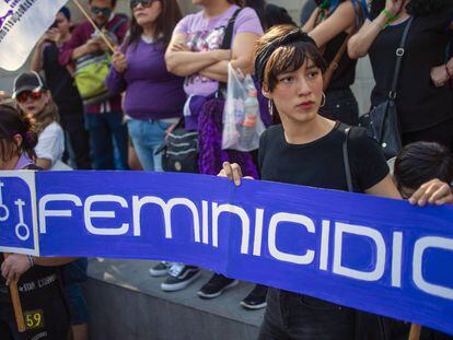 Una mujer sostiene un cartel durante la manifestación contra el secuestro y la inseguridad.