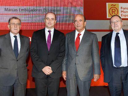 De izquierda a derecha: Balbino Prieto (Club de Exportadores), Miguel Sebastián (ministro de Industria, Comercio y Turismo), Emilio Botín (Banco Santander) y José Luis Bonet (Foro de Marcas Renombradas).